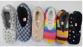 Calzado de casa con parte superior textil 100% poliéster y con suela confeccionada en textil, con motas y letras antideslizantes de PVC, siendo la parte textil la de mayor proporción. El interior de la zapatilla es de borreguito. La suela reúne las características de durabilidad y/o resistencia generalmente requeridas para el uso normal de la suela exterior.
Tallas: S, M, L, XL
Se utiliza como zapatilla de casa o pantufla.
Composición: Poliéster y PVC
Dimensiones: 24 cm. Peso: 100 gramos.