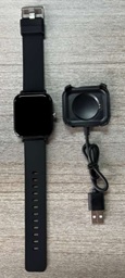 Artículo electrónico diseñado para llevarse en la muñeca como un reloj (reloj inteligente) con pantalla rectangular TFT de 1,69 pulgadas, pulsera de silicona, batería de iones de litio recargable con una capacidad de 150 mAh y conectividad Bluetooth. Además, dispone de micrófono y altavoz.
Este artículo puede:
Indicar de forma autónoma la hora tras una sincronización inicial con un reloj inteligente.
Monitorizar el ritmo cardiaco.
Monitorizar del sueño.
Recibir notificaciones.
Responder o colgar una llamada, así como acceder a la cámara del teléfono.
Este artículo no puede contestar llamadas, responder mensajes ni permite hablar a través suyo.
Indicar la hora, monitorizar el ritmo cardiaco, etc.