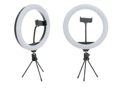 Surtido acondicionado para su venta al por menor, constituido por los siguientes elementos:
	Lámpara circular LED RGB con conexión por USB con 14 modos de luz, 10 grados de intensidad, luz cálida, fría o mixta. En su base, dispone de un anclaje al trípode que constituye otro elemento del surtido.
	Cable de alimentación con conexión tipo USB. El cable lleva integrado un mando para el control de la lámpara. 
	Trípode de sobremesa de plástico con un accesorio de anclaje con rótula metálica. 
	Soporte para teléfonos inteligentes.
Incluye manual de instrucciones.
La finalidad del conjunto es la actuar como trípode para un teléfono móvil y la de aparato de iluminación de la escena a grabar.
Características de los componentes/ Ingredientes de la mercancía: 
COMPOSICIÓN: 50%ABS+50%PP
POTENCIA: 10W.
VOLTAJE: 5V CC.
DIMENSIONES: 26 cm.