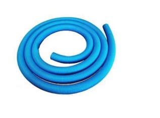 Manguera flexible espiralada de polietileno obtenida por extrusión y soldadura, sin armadura, sin reforzar ni combinar con otras materias.
En los extremos de la manguera hay unos terminales de plástico para facilitar la conexión con los limpiafondos, bombas y filtros.
Su uso es para limpieza de piscinas.
Son para baja presión (presión inferior a 27,6 MPa), funcionan por aspiración y la velocidad de aspiración no debe de exceder de 1,5 m/s.
Diámetro exterior: 47 mm. Diámetro interior: 38 mm.
Peso: 225 g/m.
Longitud: desde 4 hasta 30 metros.