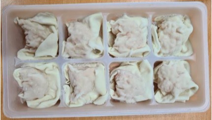 El producto es wonton de langostino. El producto se presenta cocido y congelado. Viene acondicionado para la venta al por menor en bandejas de 160 gramos e incluye 2 sobres de salsa en polvo.
Concebido para uso alimentario