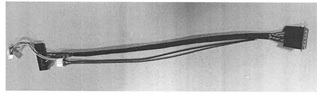 Cable LVDS de 25 cm de longitud con conectores de 30 pines.
Se presenta conjuntamente con paneles LCD que siguen su propio régimen.
Según declaración del solicitante este cable presenta las características técnicas siguientes:
Transmisión de datos con una velocidad de transmisión igual o superior a 600Mbit/s y:
- una tensión de 1,25V (±0,25V)
- conectores a un extremo o ambos, uno de los cuales, como mínimo, con patillas dispuestas a una distancia de1mm,
- blindaje (apantallamiento) exterior,
utilizado exclusivamente para la comunicación entre una pantalla LCD, PDP o OLED y circuitos electrónicos de tratamiento de vídeo.
Se utiliza para conectar una tarjeta impresa con un panel LCD con el objeto de enviar señales de video dentro de un sistema de reflejo de imagen (mirroring).