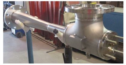 Artículo denominado ventilador de vapor, se trata de una bomba fluido-fluido (eyector de vapor) que transfiere el impulso del fluido primario a alta presión (vapor de agua) al fluido aspirado por la diferencia de presión creada (aire más vapor de agua) obteniéndose a la descarga una mezcla a una presión intermedia. En el caso concreto de estos artículos la aspiración e impulsión de gases se realiza a una baja presión diferencial. Se presenta en forma tubular con una parte cónica en uno de sus extremos, una de mayor diámetro en forma de T en el otro, dos entradas circulares en la parte de mayor diámetro y una salida también circular en la parte cónica. 
Está elaborado con acero inoxidable AISI-316L(1.4404). 
Según declaración del solicitante el destino de estos equipos es una planta de energía nuclear
El desplazamiento de gases.