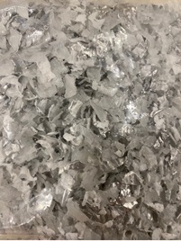 Desechos de tubos PERT-AL-PERT y PEX-AL-PEX (tubos multicapa de polietileno reticulado y aluminio, resistentes a altas temperaturas) en forma de viruta triturada. Dicha viruta triturada se compone de dos materiales distintos: polietileno y aluminio. El porcentaje aproximado de plástico y aluminio nunca es exacto, pero ronda la proporción 65 % - 35 %. La presentación es en sacos.
Según declaración del solicitante no es un residuo resultante del proceso de fabricación, sino el desecho de una manufactura inutilizable para su primer destino por no cumplir con los estándares de calidad del mismo.
También según declaración del solicitante se destina a la recuperación del aluminio.