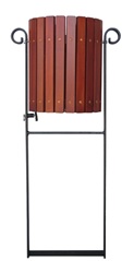 Papelera fabricada en listones de madera de pino o de madera tropical y con patas de pletina de hierro. Los listones están unidos por un anillo circular también de pletina de hierro. Está diseñado para colocarse en el exterior.
Medidas 345 x 1145 mm.
Madera y pletina de hierro.