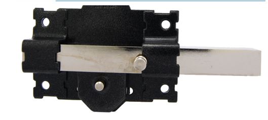 Cerradura de resorte.
Se trata de un mecanismo, sin llave ni combinación, realizado íntegramente en metal común que se fija en puertas y sirve para cerrarlas por medio de un pestillo plano que se hace jugar con un resorte por uno o ambos lados.
Según declaración del solicitante se montará en puertas de edificios y naves industriales.