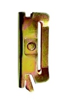 Pieza de acero cincada, estampada, utilizada como hebilla (anclaje) de un arnés para amarre de cargas. Dispone de dos muescas y una uña laterales en un extremo y un orificio en el otro por donde pasa la correa o cinta.
Se utiliza para el amarre de cargas en elementos de transporte como parte del arnés, no siendo específico para un vehículo concreto.
Medidas: 68 x 30 mm.