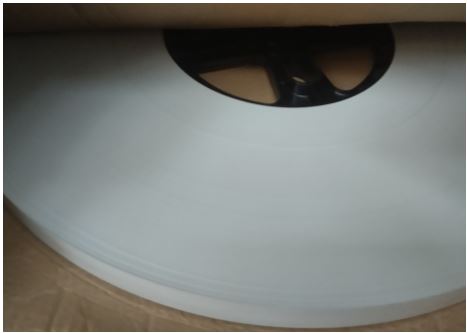 Banda (lama) de aleación de aluminio y magnesio, recubierta con silano antes de pintarla, de espesor superior a 0,2 mm después del recubrimiento. 
Se presenta enrollada en bobinas.
Se utiliza en la confección de cortinas venecianas de aluminio.