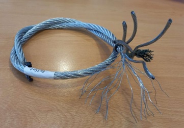 Cables obtenidos por torsión helicoidal de alambres de acero galvanizado conformado por 6 torones y alma generalmente de fibra de carbono, sin aislar para la electricidad. Cada torón lo conforman 19 alambres en forma helicoidal del mismo diámetro cada uno.
Su mayor dimensión del corte transversal (diámetro) es superior a 3 mm, pero inferior a 12 mm.
Se presentan en carretes con diferentes longitudes.
Origen y procedencia China.