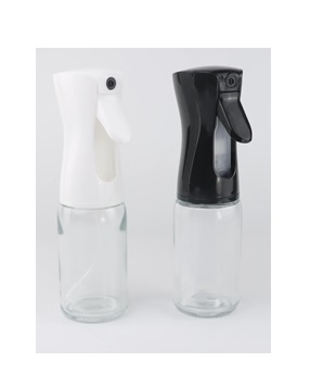 Pulverizador de líquidos (agua, aceite y otros líquidos similares). compuesto por un frasco de cristal y un tubo de aspiración, sistema de bomba y cabezal pulverizador, accionado manualmente para la pulverización intermitente del líquido contenido en el frasco.
Cuando se presiona la parte superior del cabezal del pulverizador, se crea vacío en el recipiente y el líquido se pasa a través de un tubo de plástico a través de una boquilla y se atomiza.