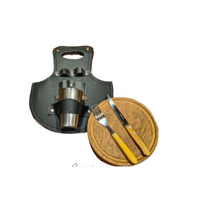 Surtido acondicionado para su venta al por menor compuesto de:
Tenedor y cuchillo de acero inoxidable con mango de madera, un plato redondo de madera y un vaso de acero inoxidable.
Se utiliza para comer.
Se presenta para su venta al público en un estuche de cuero.