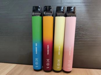 Cigarrillo electrónico (vapeador) de un solo uso que incorpora 2 ml de líquido sin nicotina ni derivados de la misma para su inhalación sin combustión.

Se trata de un artículo de forma tubular con boquilla en uno de sus extremos que incorpora una batería de 400 mah y está diseñado para proporcionar unas 700 inhalaciones  

Se presenta en cajas con diferentes sabores.
Se destina a la inhalación sin combustión del líquido que contiene.