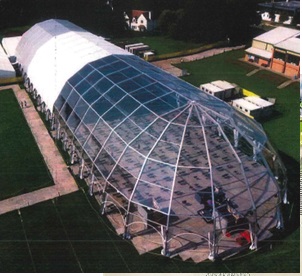 Construcción prefabricada, carpa para eventos, que se presenta completa y desmontada.
En función de la documentación aportada se trata de un artículo semitubular que puede presentarse en diferentes dimensiones con una longitud máxima superior a 90 m, una anchura máxima superior a 38 m y una altura máxima de aproximadamente 16 metros.

La estructura de su marco principal es de una aleación de aluminio. El techo está fabricado con PVC (1.000 g/m²) resistente al agua transparente y blanco y con poliéster recubierto de PVC (850 g/m²) opaco y resistente al agua. Las paredes están fabricadas con PVC (1.000 g/m²) resistente al agua transparente y blanco y con poliéster recubierto de PVC (650 g/m²) translucido y también resistente al agua.
Se presenta con tornillos, juntas etc.
Según declaración del solicitante se trata de una carpa para la celebración de eventos.