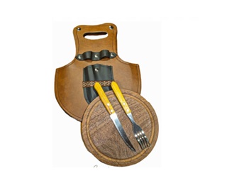 Surtido acondicionado para su venta al por menor compuesto de:
Tenedor y cuchillo de acero inoxidable con mango de madera y un plato redondo de madera.
Se utiliza para comer.
Se presenta para su venta al público en un estuche de cuero.