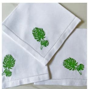 Ropa de mesa, servilleta de lino 100%. No de punto. De color blanco con bordados.
Medidas 45X45 cm
Su destino es como ropa de mesa.