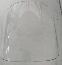 Lámina de policarbonato trasparente de perfil curvo y esquinas redondeadas con unas dimensiones de 170 mm (longitud) x 142 mm (anchura) x 2 mm (grosor).
Se presentan individualmente en una bolsa protectora y embalados en cajas con 200 visores.
Según declaración del solicitante se destina única y exclusivamente a utilizarse como visor en máscaras respiratorias"