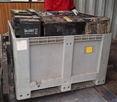 Acumuladores de plomo y ácido inservibles que no pueden ser utilizados como tales como consecuencia de su desgaste. 
Se presentan embalados en pallets y contenedores (ver imágenes) de tal manera que no están protegidos, individualmente, de eventuales daños que pudieran ocurrir durante el transporte, carga o descarga.
Se destinan a la recuperación de los materiales con los que están fabricados.
Las baterías tienen distintos pesos y medias, puesto que proceden de automóviles, camiones, bicicletas, patinetes eléctricos, etc.