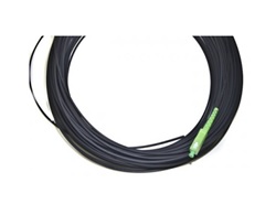 Cable de fibra óptica monomodo constituida por una fibra G657A2 enfundada individualmente y con un conector SC/APC en un extremo. Está compuesto por los siguientes elementos:
-	Núcleo central con tipo de fibra G657A2 de 900 um en tubo PBT (azul)
-	Hilo de aramida (Kevlar) que proporciona resistencia a la tracción desde el conector y en todo el cable.
-	Cubierta interior (chaqueta 1) blanca de 3.0 mm de LSZH
-	Hilo de aramida (Kevlar)
-	Cubierta exterior (chaqueta 2) negra de 4.6 mm de LSZH
Se presenta en longitudes que van desde 20 m hasta por debajo de 500 m, pudiendo presentar opcionalmente un pelado en el tramo final de la cubierta exterior negra de unos 10-15 cm que deja al descubierto la cubierta interior blanca. 
Para su venta al por menor, se presenta en bolsas individuales de plástico con la etiqueta que detalla la longitud, el tipo de conector y las mediciones de pérdida e inserción.
Se utiliza para transportar información a los usuarios finales a altas velocidades, utilizando como medio de transmisión la fibra óptica.
