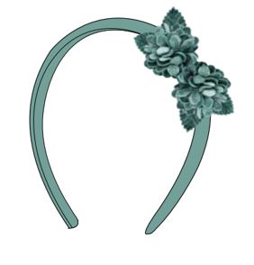 Diadema para bebé. Se trata de una diadema rígida de plástico forrada en tejido de terciopelo con un aplique textil de adorno que imita unas flores.
Se trata de un adorno o aderezo en forma de aro abierto.
Anchura del aro 12 mm.