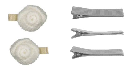 Set compuesto por dos pinzas para el cabello. La pinza en sí (compuesta de dos piezas, cuyos extremos se aproximan para hacer presión y sujetar) es de metal forrado de material textil. Va adornado con una cinta y una "flor" de tricotosa (tejido de punto) (véanse las imágenes).
Se trata de un adorno para bebés que además a manera de tenaza pequeña, sirve para coger o sujetar el cabello.