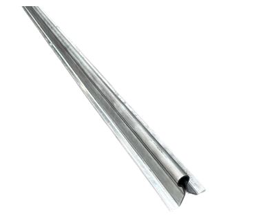 Perfil de acero no aleado obtenido por extrusión en caliente y acabado en zinc. Su zona central forma un hueco tubular en la parte superior y una abertura en forma de V invertida en su parte inferior (ver imagen). El ancho de su base es de 65 mm, su altura es de 60 mm y se destina a encastrarse en el suelo.
Según declaración del solicitante se destina a servir como guía de puertas correderas.
