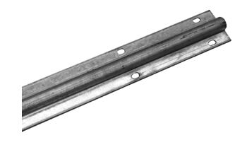 Perfil de acero no aleado obtenido por extrusión en caliente y acabado en zinc. Se presenta con sección curva en la zona central y los laterales planos. Dispone de orificios distribuidos regularmente en los laterales para su atornillado al suelo (ver imagen). El ancho de su base es de 55 mm, su altura es de 15 mm.
Según declaración del solicitante se destina a servir como guía de puertas correderas.