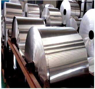 Bobinas de láminas de aluminio aleado (3105 H18) sin soporte con un contenido de aluminio inferior al 99,8%, un peso superior a 10 kg y anchos comprendidos entre los 1.210 mm y los 1.310 mm. 
Estas laminas se han obtenido únicamente por laminado y, según declaración del solicitante, su grosor está comprendido entre los 0,16 y los 0,18 mm.
Se presentan envueltas en papel resistente a la humedad, lamina de plástico y cartón.
También según declaración del solicitante se destinan a la fabricación de persianas.