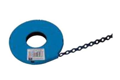 Cinta metálica de acero revestida por cincado electrolítico con anchos que van desde los 12 hasta los 17 mm y un grosor de 0,7 mm. Presenta perforaciones circulares en toda su longitud y un perfil rectangular con laterales ondulados.
Se ha fabricado por estampación de un producto laminado. 
Se presenta para su venta en rollos de 10 metros y cajas de 10 rollos.
Según declaración del solicitante se utiliza en fijaciones, de forma que se pueda abrazar el diámetro que se necesite fijar cortándose el sobrante.