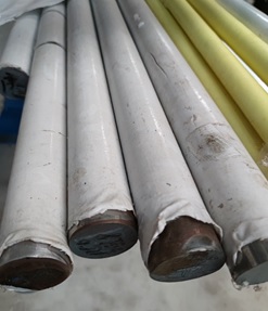 Barras de acero al carbono sin alear (C45) (ver composición) obtenidas por laminación en frío, rectificadas y pulidas con un contenido de carbono superior o igual al 0,25 % pero inferior al 0,86 % aptas para mecanizar, de sección circular constante y maciza en toda su longitud con un diámetro comprendido entre 20 y 180 mm y una longitud entre 6.000 y 7.500 mm, sin ningún otro tipo de trabajo en la superficie o de conformación, con los extremos rectos a 90º y protegidas exteriormente con plástico o cartón.
Estas barras se usan principalmente para la fabricación de bulones o para la fabricación de piezas cortadas y mecanizadas, guías y ejes lineales.