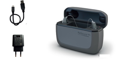 Cargador de audífonos en forma de estuche con tapa que incorpora una batería recargable de ion litio. Dispone de un conector micro USB para la carga de la batería. Se presenta conjuntamente con un cable cargador y un adaptador AC/DC.
Se utiliza para la recarga de dos audífonos específicos con capacidad para 3 cargas completas de aquellos.
Dimensiones: 99,4 x 35 x 67,5 mm.
Peso: 145 g.