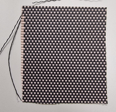 Tejido de ligamento tafetán de 2 x 2 (ver imagen) hilos de multifilamentos de poliéster recubiertos con PVC (70% PVC, 30% Poliéster), bicolor beige/negro.
Uso: Muebles de exterior, Cubierta de silla de playa, Cojines de barco, Tumbona, Red de seguridad de piscina, Lona de camión, Apicultura.
Características:
Anchura: 1,0-2,50 m.
Peso/metro cuadrado: 800 g/m2
Embalaje: rollos de 50 m.