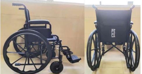 Silla de ruedas con estructura de acero y con asiento y respaldo de tejido. Dispone de reposabrazos, empuñaduras y acabados en plástico PVC. Medidas: 63,5*91,5, *108,5cm.
Tiene una capacidad de 113Kg, respaldo plegable.
Con reposapiés y cinturón de seguridad. Empuñadura con ángulo paralelo al suelo. 2 ruedas 61 cm de diámetro y 2 ruedas con un diámetro de 20 cm
Se utiliza para mover a personas con movilidad reducida.
Acero y tejido.