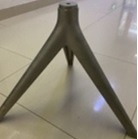 Articulo consistente en tres patas de metal común. Está hecho en aluminio. Forma parte de una mesa.
Tiene unas medidas de 62 X 38 cm y un peso de 2,7kg. No está hecho a mano.
Es la parte que le da estabilidad a la mesa. Su soporte.
Composición: Aluminio.