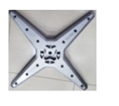 Articulo consistente en una base estabilizante de aluminio. Forma parte de una mesa, sobre la base se insertan las patas de la mesa.  Dispone de agujeros para anclarse al tablero y a las patas. 

Medidas: 4 x4 50cm, peso 800gramos.
Es parte de una mesa.  Une el tablero de la mesa con el perfil de aluminio y con las patas.
Composición: Aluminio.