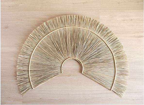 Artículo decorativo a base de esparto y mimbre (ver imagen). Según manifiesta el solicitante, este artículo se realiza de forma artesanal sobre una base de madera de contrachapado de chopo a la que van grapadas de forma paralela fibras de esparto formando una imagen semejante a un abanico. Las uniones de grapas se adornan con unos mimbres decorativos que se clavan a la madera sobre el esparto. No dispone ni de marco ni de cristal.
Los cuadros están diseñados para decorar las habitaciones de un hotel.
Medidas: 2 m de largo x 0,9 m de ancho x 0,03 m de profundidad.
Número de unidades: 164.