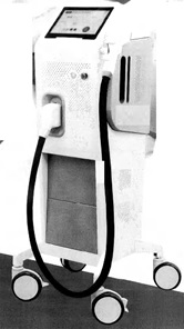 Aparato eléctrico para la depilación mediante tecnología láser que utiliza LED. Funciona con longitudes de onda comprendidas entre los 755 y 880 nm y frecuencias entre 1 y 10 Hz.
Se presenta con dimensiones que pueden ser de: 30 x 60 x 40 cm con un peso de 34 kg, 44 x 57 x 70 cm con un peso de 50 kg, 45 x 120 x 52 cm con un peso de 52 kg y de 60 x 140 x 67 cm con un peso de 70 kg.
Dispone de pantalla táctil, ruedas y de una “pistola” ergonómica conectada que lleva instalados 12 chips LED de 100 W cada uno.
Según declaración del solicitante se trata de un artículo para la depilación láser.