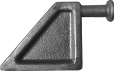 Soporte macho de hierro forjado para cierre trasero de la caja de un camión. Tiene forma de prima triangular truncado en la parte superior, de la que parte un pequeño cilindro (bulón).
Su función es la de anclaje para el cierre correspondiente.
Medidas: 115 mm de altura, 129 mm de base y 40 mm de diámetro del bulón.