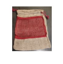 Saco de yute 100% natural, reciclable y biodegradable (tejido bruto sin ningún tipo de laminación o tratamiento). Dispone de cordón del mismo tejido en la parte superior del saco para fruncir y de una ventana de ventilación por una sola cara en el centro de del saco, dicha ventana es de la misma hebra del yute. No son usados.
Tiene unas medidas de 22x31cm y una capacidad de 1,5 kg.
Se utiliza para el envasado de frutas y verduras únicamente, especialmente cítricos. Normalmente en campañas.