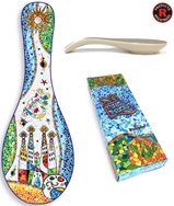 Articulo de uso doméstico de loza o barro fino consistente en un en un soporte para dejar la cuchara mientras se cocina. Tiene un largo de 28 cm.
Se utiliza para colocar la cuchara mientras se cocina.
Se presenta para su venta al público en cajas con una unidad.