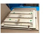 Troquel para artes gráficas que se usará en máquinas para el trabajo del papel o cartón. Se presenta desmontado y tiene como componentes principales:
1. Troquel de corte. Se trata de un panel de madera de 18 mm de espesor donde se introducen cuchillas de corte de acero de distintas formas.
Protegiendo las cuchillas lleva pegadas una serie de gomas de distintas características/colores que completan el conjunto.
2. Plancha de acero. Es una plancha de acero inoxidable de 1.2 mm de espesor con una serie de ranuras fresadas en una de las superficies del mismo.
3. Separador. Estructura metálica compuesta de piezas/pletinas soldadas entre ellas que conforman una estructura. El conjunto viene recubierto de pintura para evitar la oxidación. 
4. Expulsión. Una combinación de maderas con elementos metálicos y plásticos. Contiene tacos de espuma de distintas formas que completan el conjunto.
Según declaración del solicitante se destina a la fabricación de cajas de cartón.