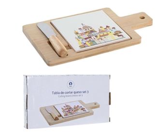 Surtido acondicionado para su venta al por menor compuesto de:
Una tabla de madera de bambú de forma rectangular 21,6 x 11,3 x 1 cm.
Una baldosa 9,8 x 9,8 x 0,5 cm de gres, en la superficie de esta una capa de barro fino blanca e impreso un dibujo de una ciudad en la superficie.
Cuchillo de cortar y untar de 10,5 x 2 x 1,3 cm, con mango de madera de bambú y hoja  de acero inoxidable.
Su uso está destinado a la mesa o cocina de los hogares.