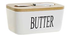 Surtido acondicionado para su venta al por menor compuesto de:

-Cuchillo de mantequilla que mide 13 x 2,5 x 1,4 cm con mango de porcelana y hoja de cuchillo de acero inoxidable. 
-Tapa rectangular de madera de bambú 17,3 x 2 x 9,5 cm con cierre hermético de silicona. Cuenta con una hendidura que adopta la forma del cuchillo.
-Recipiente rectangular de porcelana blanca, mide 16,3 x 9,4 x7 cm.
Se utiliza para contener la mantequilla y aplicarla con el cuchillo donde se quiera tomar.