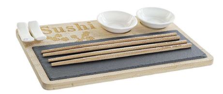 Surtido acondicionado para su venta al por menor compuesto por: 

-Una tabla de madera de bambú de forma rectangular 28,3 x 18,4 x 1,2 cm
-Una tabla de pizarra 26 x 10,3 x 0,4 cm
-Cuatro palos de sushi madera de bambú 23 x 0,6 x 0,5 cm.
-Dos bols de loza (cerámica) 6,7 x 6,7 x 2 cm
-Dos soportes de loza (cerámica) para palos de sushi 6 x 1,7 x 1cm.
Su uso está destinado a la mesa o cocina de los hogares.