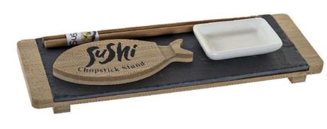 Surtido acondicionado para su venta al por menor compuesto de:

-Una tabla de madera de bambú de forma rectangular.
-Una tabla de pizarra rectangular.
-Recipiente de loza (cerámica) rectangular. 
-Dos palillos de sushi madera de bambú. 
-Un soporte con forma de pez de madera de bambú para apoyar los palillos.
Su uso está destinado a la mesa o cocina de los hogares para preparar y servir alimentos.