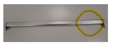 Producto acondicionado para muebles (armarios) compuesto por un perfil hueco de aluminio de 40 cm que se puede extender 36 cm adicionales estirando un segundo perfil ubicado en el interior del primero y 2 herrajes fijos en sus extremos, como elementos de fijación.
Sirve como elemento para colgar perchas.