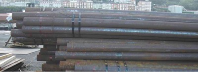 Tubería de acero al carbono sin soldadura, de diámetro comprendido entre 60,3 mm hasta 168,3 mm, en espesores de 5 mm hasta 12 mm.
Se utiliza en cimentaciones profundas, recalces, pantallas, enfílales en túneles, cimentaciones en obras portuarias, cimentaciones en plantas solares y parques eólicos.
CALIDAD: N80Q según NORMA API 5CT (American Petroleum lnstitute). Esta Norma especifica las condiciones técnicas de suministro de tuberías de acero (casing, tubing y juntas pup), material de acoplamiento, material de acoplamiento y material accesorio.
El contenido en carbono equivalente medio o CEV: 0,52.
Se presenta sin recubrimiento, sin protección anti-oxido, extremos lisos cortados a escuadra, en paquetes de 2-3 ton.
Longitud es superior o igual a dos veces la mayor dimensión exterior de su corte transversal.