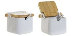 Surtido acondicionado para su venta al por menor compuesto de:

- Recipiente cuadrado de Porcelana blanca con tapa de madera de bambú. Tiene unas medidas de 15 x 8 x 8 cm.
- Cuchara de acero inoxidable.
Se utiliza para contener azúcar y servirla con la cuchara donde se quiera tomar.