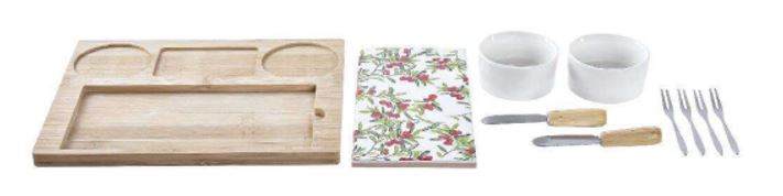 Surtido acondicionado para su venta al por menor compuesto de:

-Una tabla de madera de bambú de forma rectangular con diferentes compartimentos donde colocar el resto de artículos del set
- Una baldosa de gres, en la superficie de esta una capa de barro fino blanca e impreso 
- Dos cuchillos de untar con mango de madera de bambú y hoja de acero inoxidable. 
- Cuatro tenedores de aperitivos de acero inoxidable 
- Dos bols de barro fino
Su uso está destinado a la mesa o cocina de los hogares.