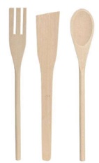 Artículos de uso doméstico de madera de pino (cucharon, espátula, tenedor)
Su uso está destinado como utensilios de cocina.
Se presenta para su venta al público junto con el bote de loza o barro fino y junto a la batidora de mano de acero inoxidable. No es un surtido. Los utensilios de madera se clasifican independientemente del bote de barro fino/loza y de la batidora de acero que no son objeto de esta IAV."