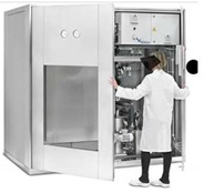 Autoclave de vapor para esterilización en la producción farmacéutica. 
	Funcionamiento: utiliza vapor de agua a alta presión y temperatura para lograr una esterilización eficaz. El vapor es generado por un generador de vapor que puede estar integrado en la autoclave.
	Construcción: está fabricado con materiales resistentes a presión y temperatura, como acero inoxidable. Tiene una cámara de esterilización en la que se colocan los materiales o equipos a esterilizar y puede tener una o dos puertas.
	Control de parámetros: cuenta con sistemas de control para monitorear y ajustar los parámetros esenciales como la presión, la temperatura y el tiempo de exposición.
	Ciclos de esterilización: ofrece diferentes programas de ciclos de esterilización para adaptarse a las necesidades específicas de los materiales y equipos. Estos ciclos pueden incluir etapas de pre-vaciado para eliminar el aire de la cámara y garantizar una esterilización más eficiente.
	Sistema de seguridad: está equipado con varios sistemas de seguridad, como válvulas de seguridad y mecanismos de bloqueo, para prevenir accidentes y asegurar un funcionamiento seguro.
	Registro de datos: disponen de sistemas de registro de datos de cada ciclo de esterilización, incluyendo información como la fecha, hora, parámetros de proceso y resultados de la esterilización.
Se utilizado para eliminar microorganismos, como bacterias, hongos y virus, de los materiales y equipos utilizados en la producción de medicamentos.
Algunos aparatos van desde 1 metro hasta 15 metros de largo y desde 500 kg a 30 toneladas.